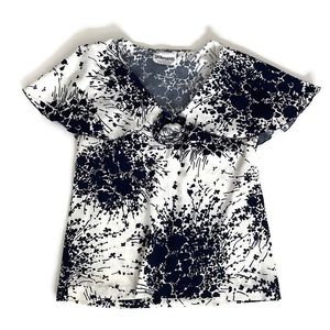 Cute Top with Flowly Sleeves